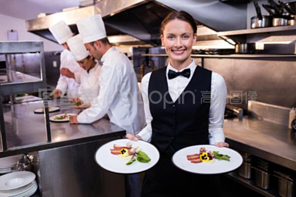 数据捕捉的新视角 服务员向相机展示盘子的数据库管理意义